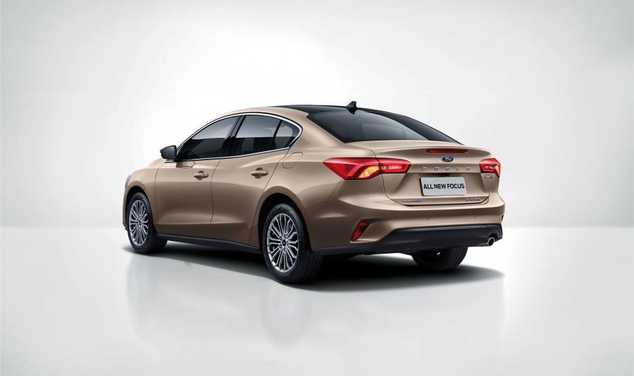  Ford Focus Titanium Sedan 2018 года  (CN) (фото 2 из 10)